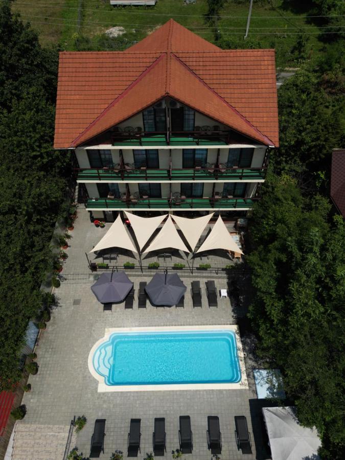 Pensiunea Celestin Ieşelniţa Bagian luar foto