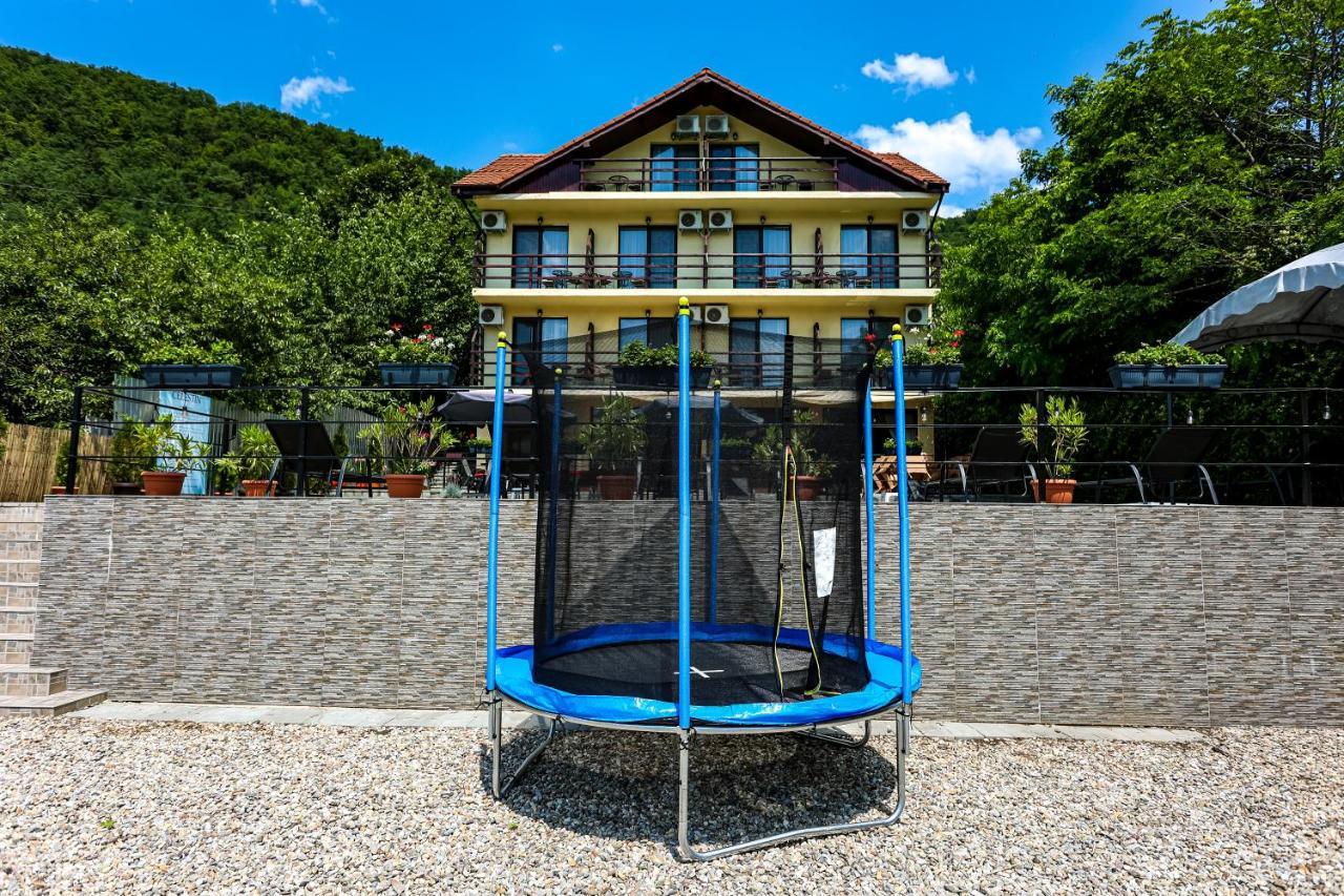 Pensiunea Celestin Ieşelniţa Bagian luar foto
