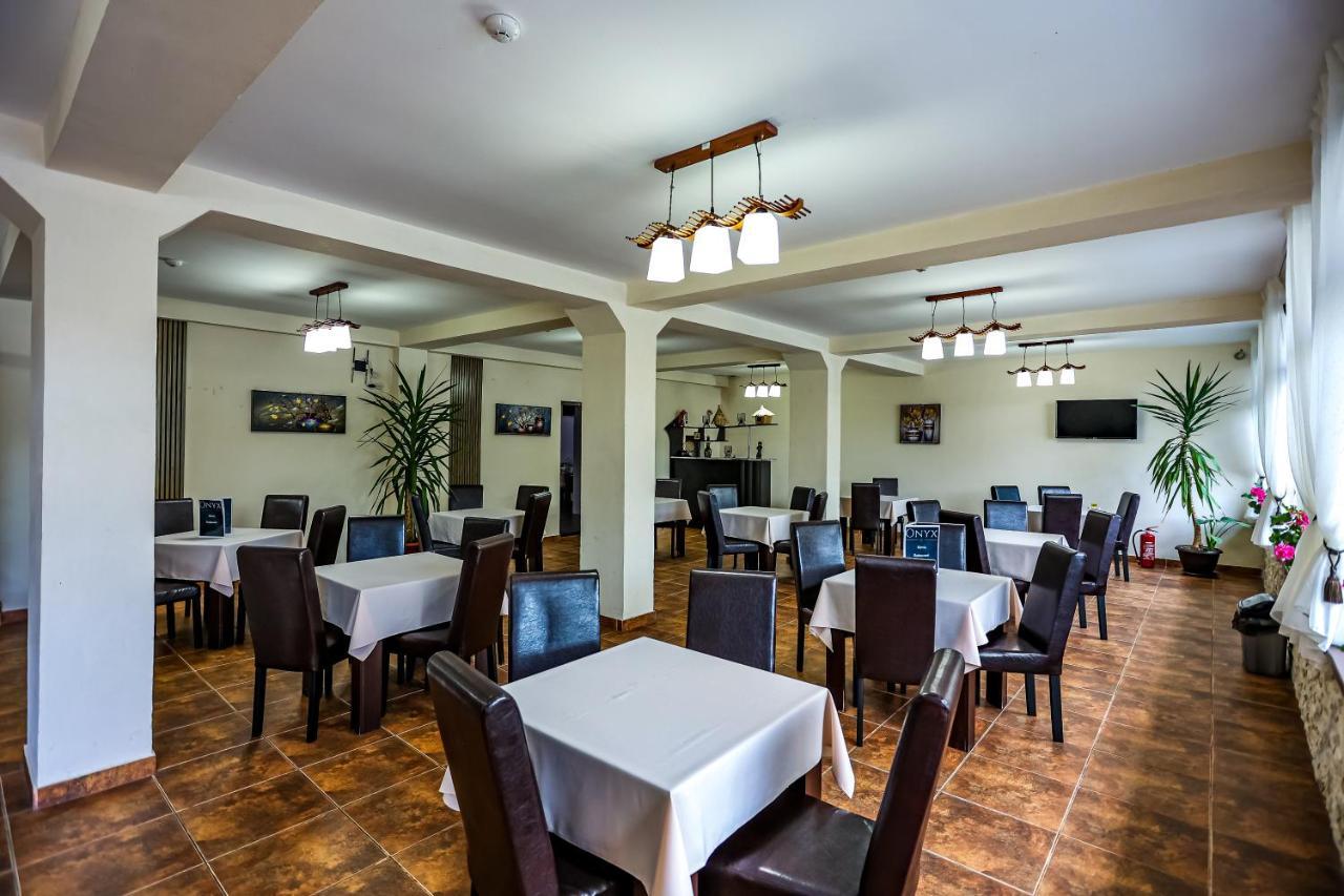 Pensiunea Celestin Ieşelniţa Bagian luar foto